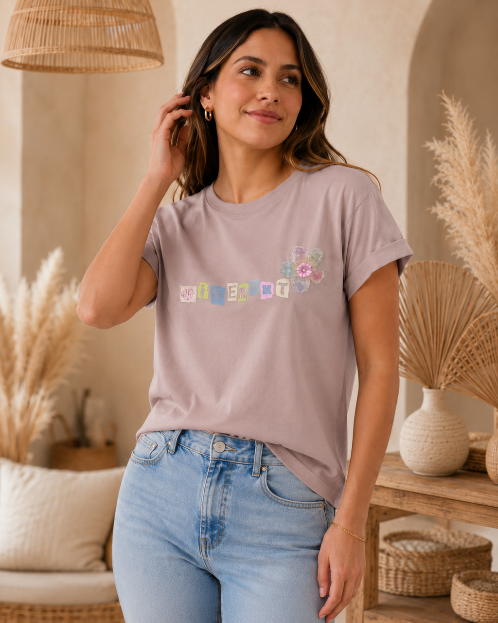Camiseta Different con flor decorativa 3070