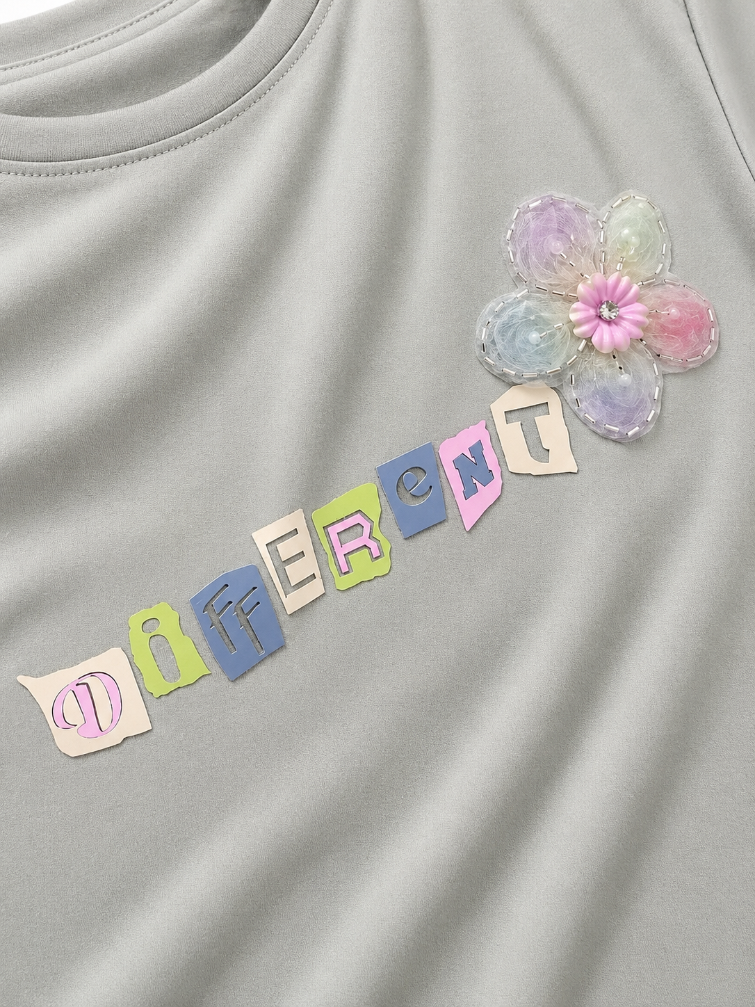 Camiseta Different con flor decorativa 3070